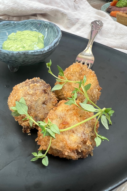 Luksus Tapas med varm-selv ret og gourmetkage