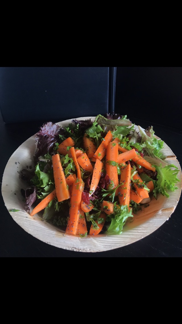 Hvidløgs bagte gulerødder på salatbund