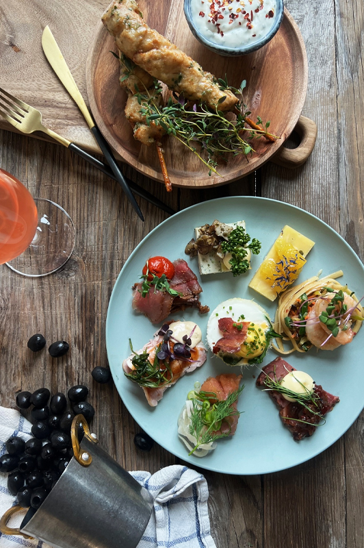 Luksus Tapas med varm-selv ret og gourmetkage