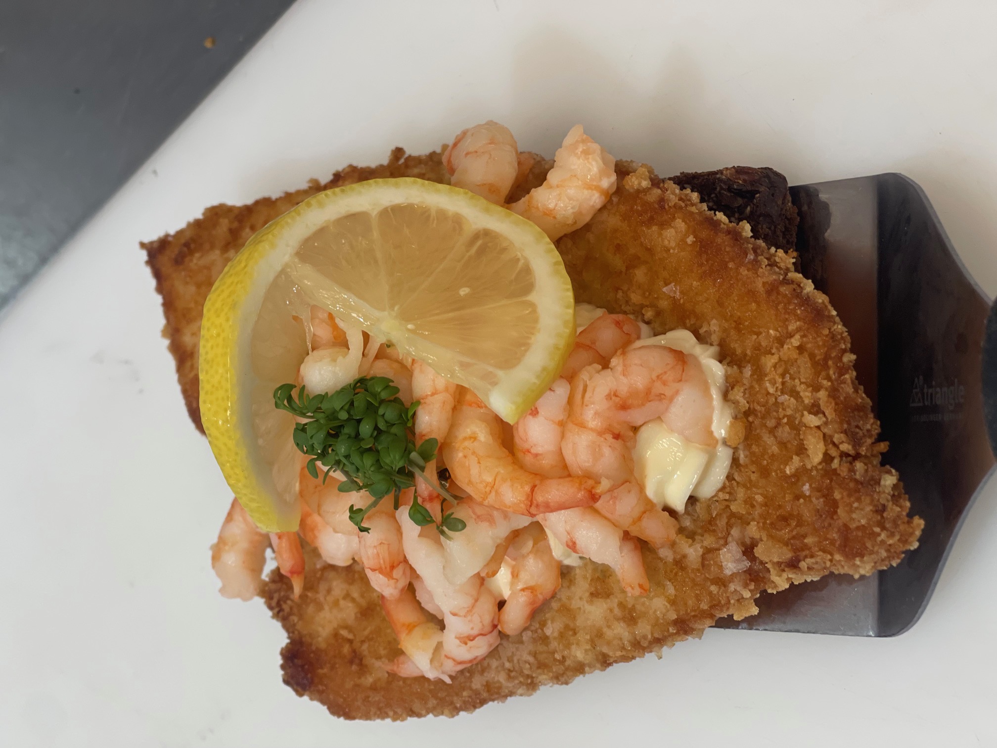 STOR RØDSPÆTTEFILET M/ HÅNDPILLEDE REJER 