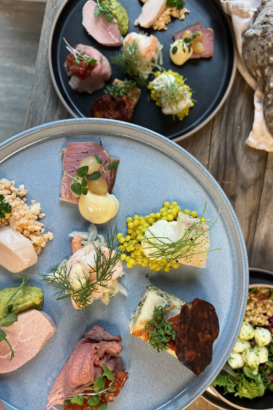 Luksus Tapas med varm-selv ret og gourmetkage