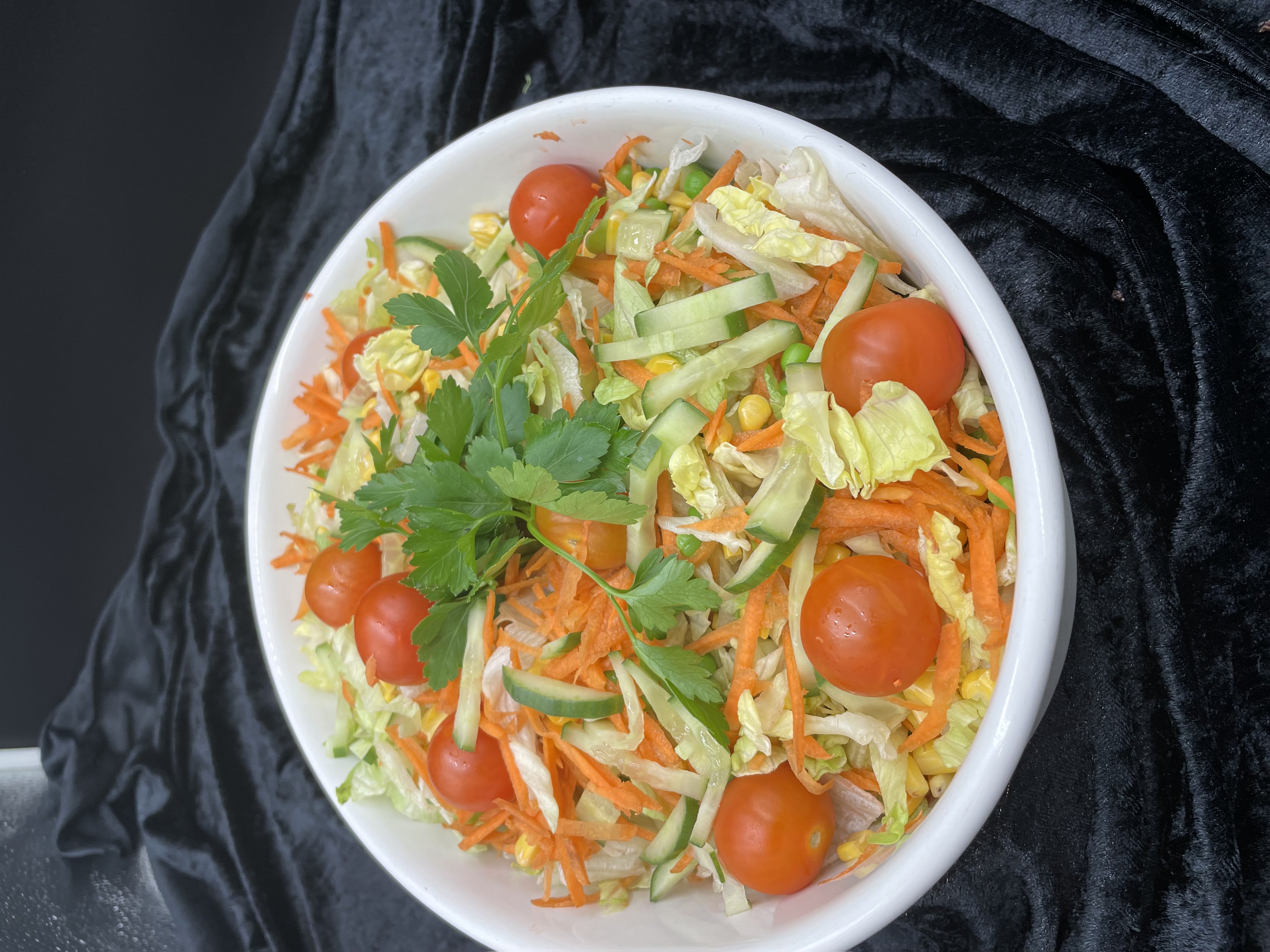 Mix salat m. ærter, majs, revet gulerødder, agurk og cherry tomat