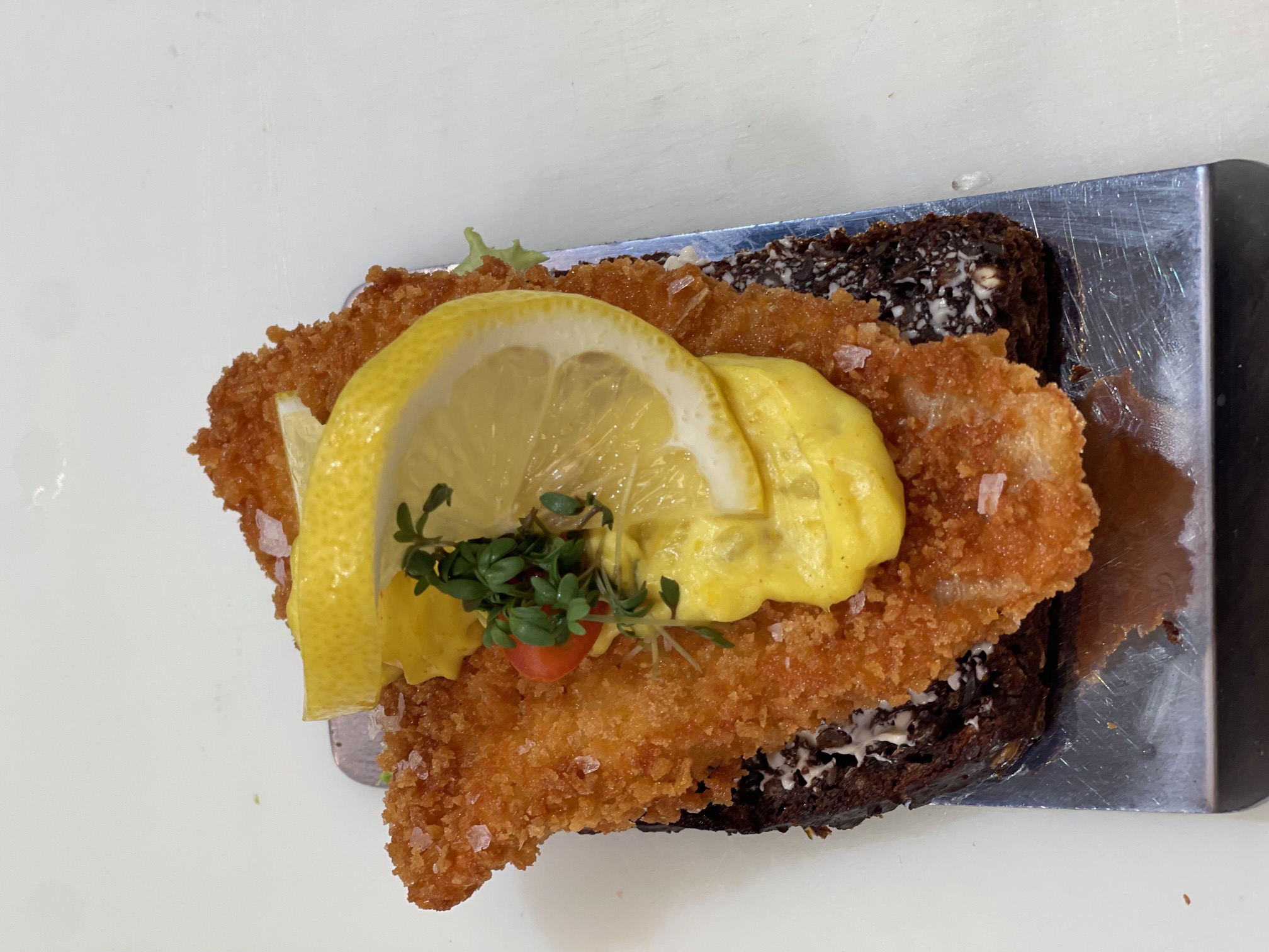 RØDSPÆTTE FILET MED REMULADE OG CITRON