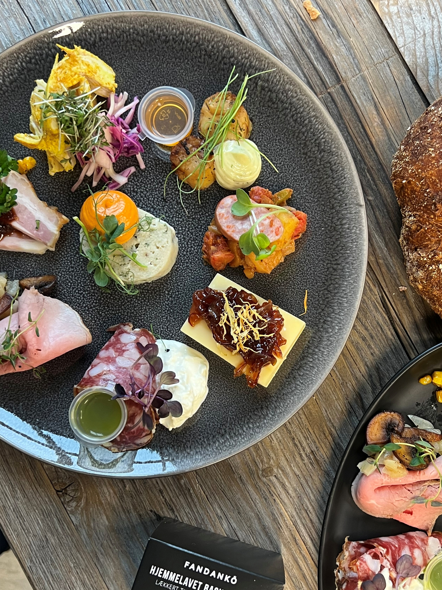 Luksus Tapas med varm-selv ret og gourmetkage