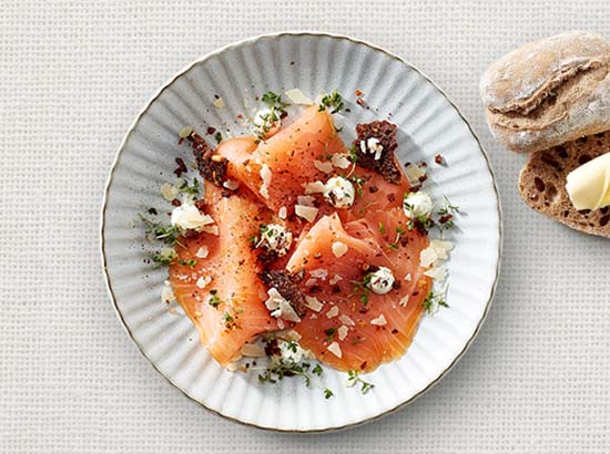 Koldrøget laks med parmasanflager