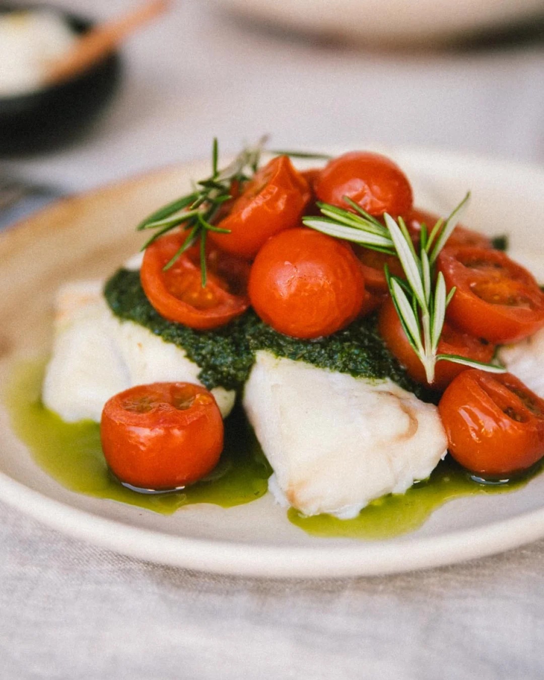 Ovnbagt torskeryg m. basilikumpesto & små saftige tomater