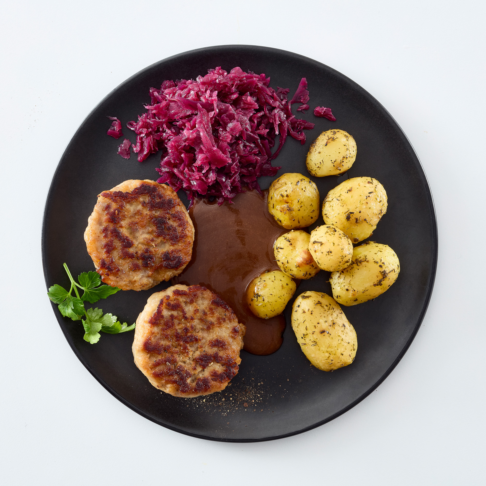 Frikadeller med bruns sovs og rødkål