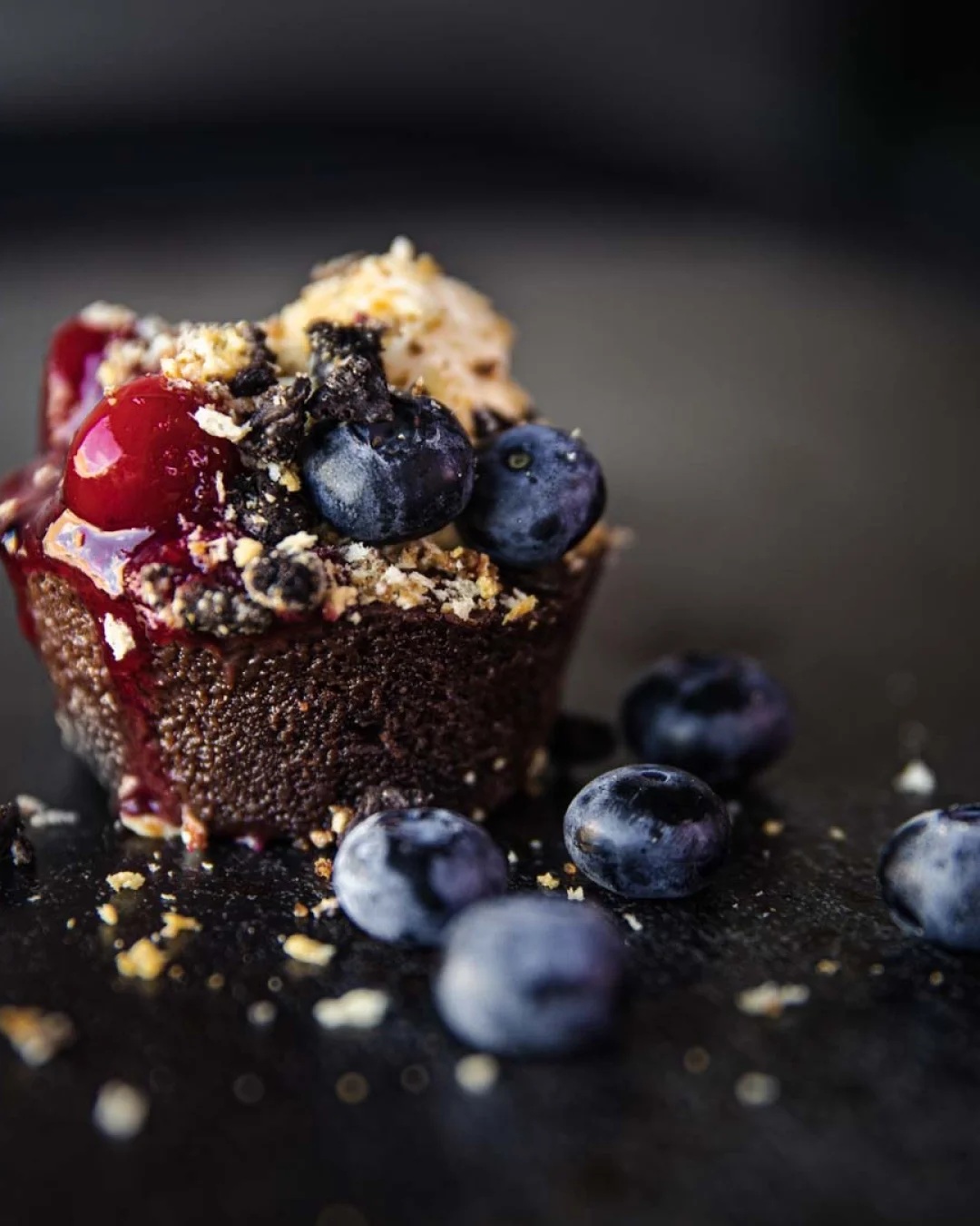  Chokoladekage med coulis, syltede bær og crumble