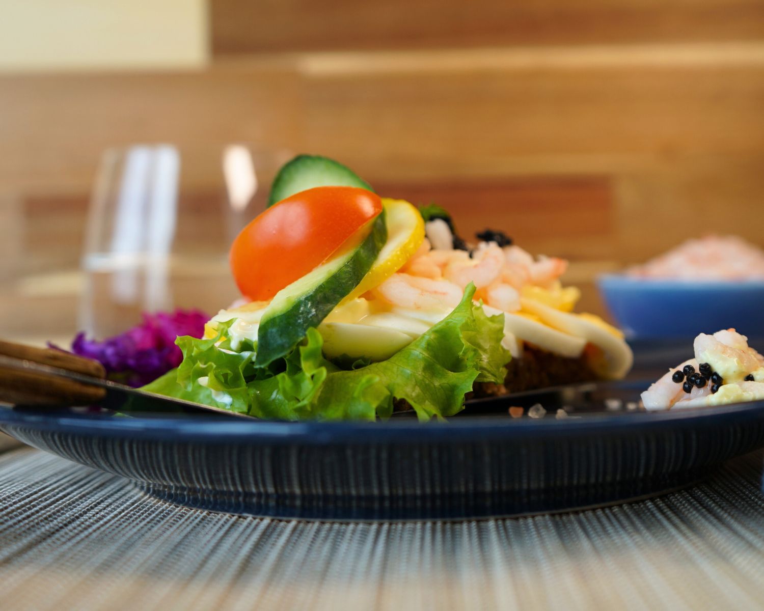 Æg med mayonnaise og rejer - Fredagssmørrebrød