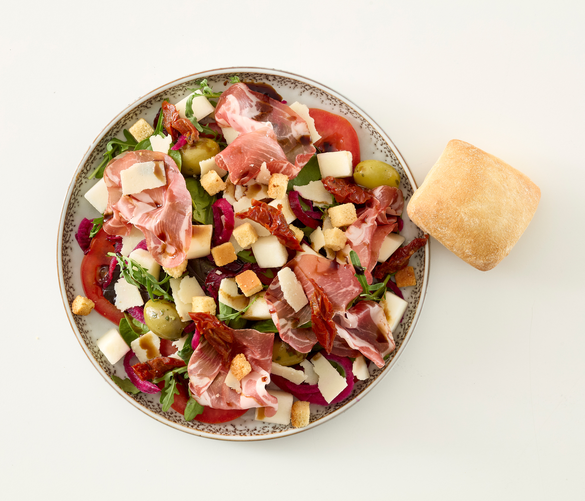 Italiensk inspireret salat med coppa, parmesanflager og melon