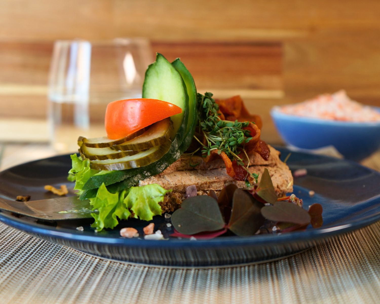 Leverpostej med bacon og surt - Fredagssmørrebrød