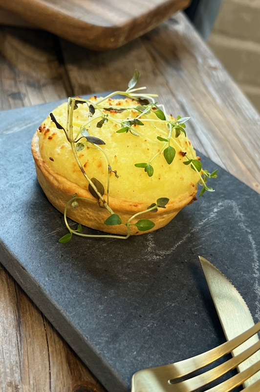 Luksus Tapas med varm-selv ret og gourmetkage