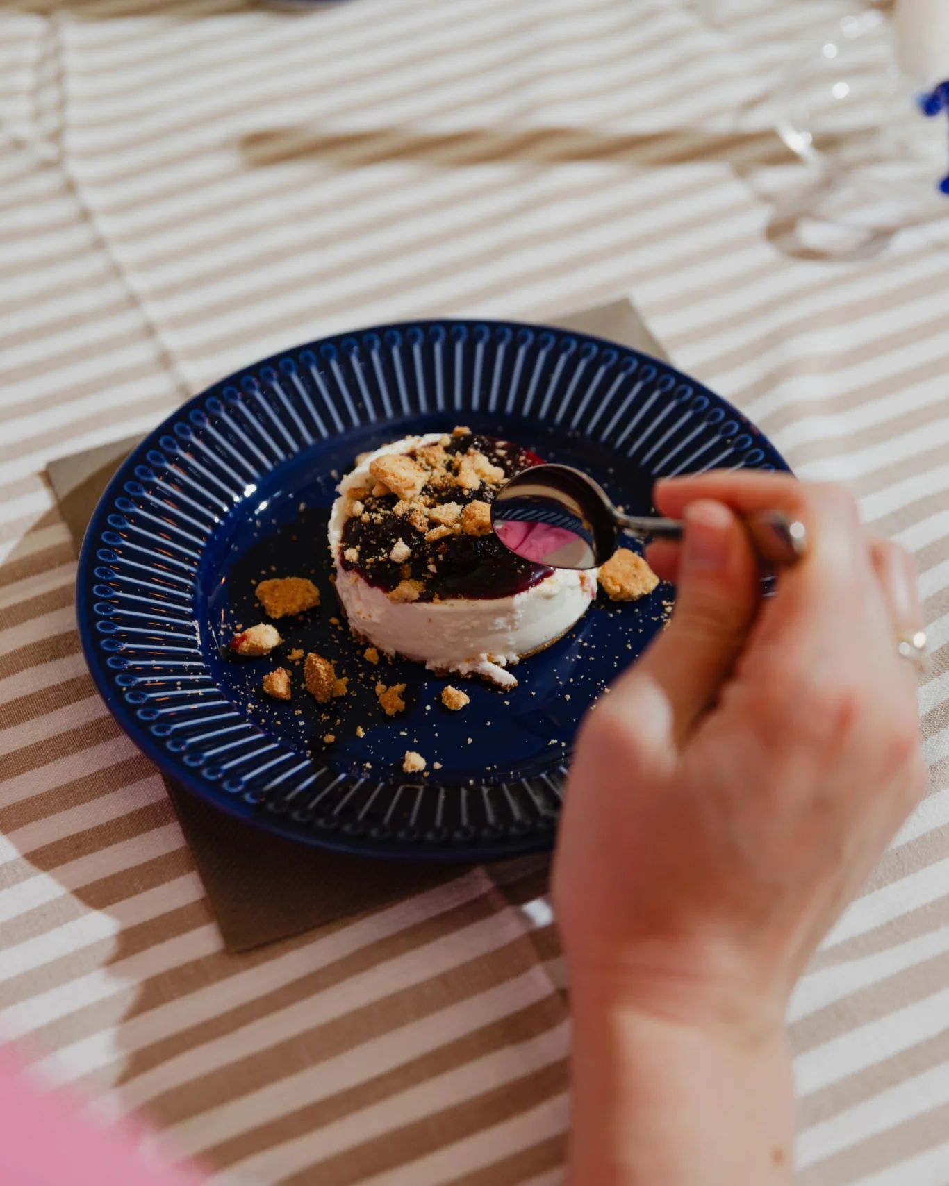 Cheesecake m. knas og coulis af sæsonens bær