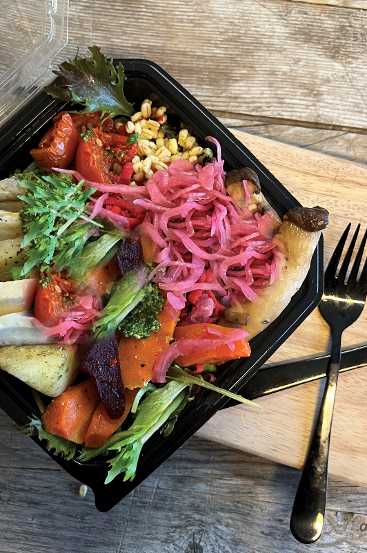 Vegansk salat med brød