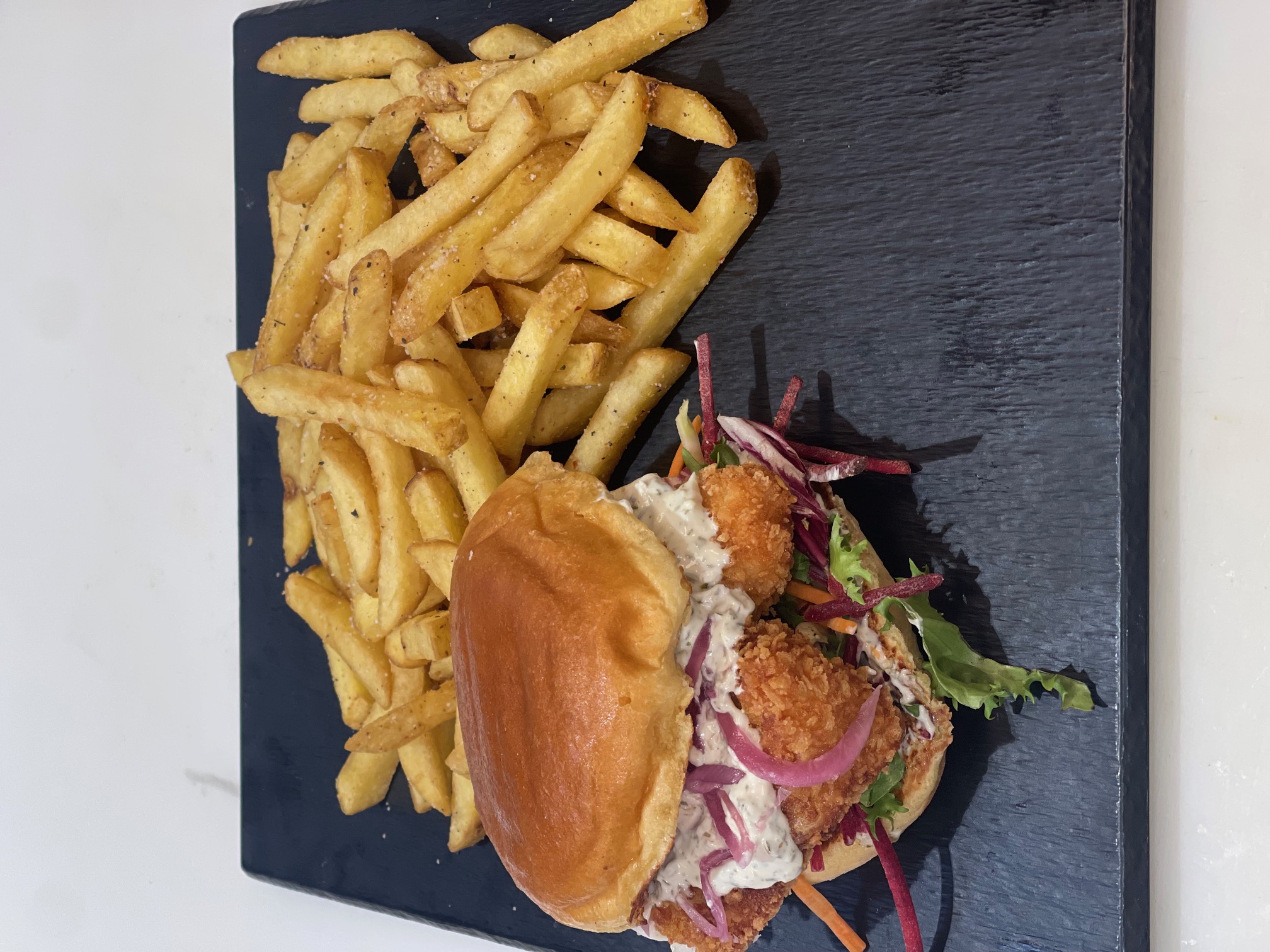 FISKEBURGER M/POMMESFRITS OG REMULADE