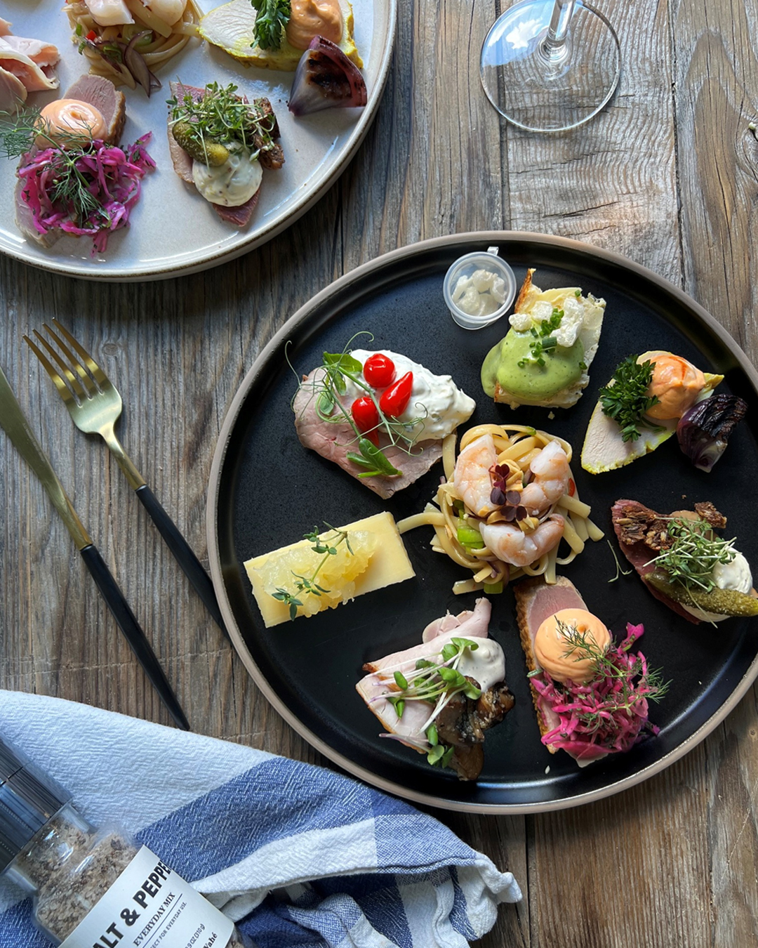 Luksus Tapas med varm-selv ret og gourmetkage