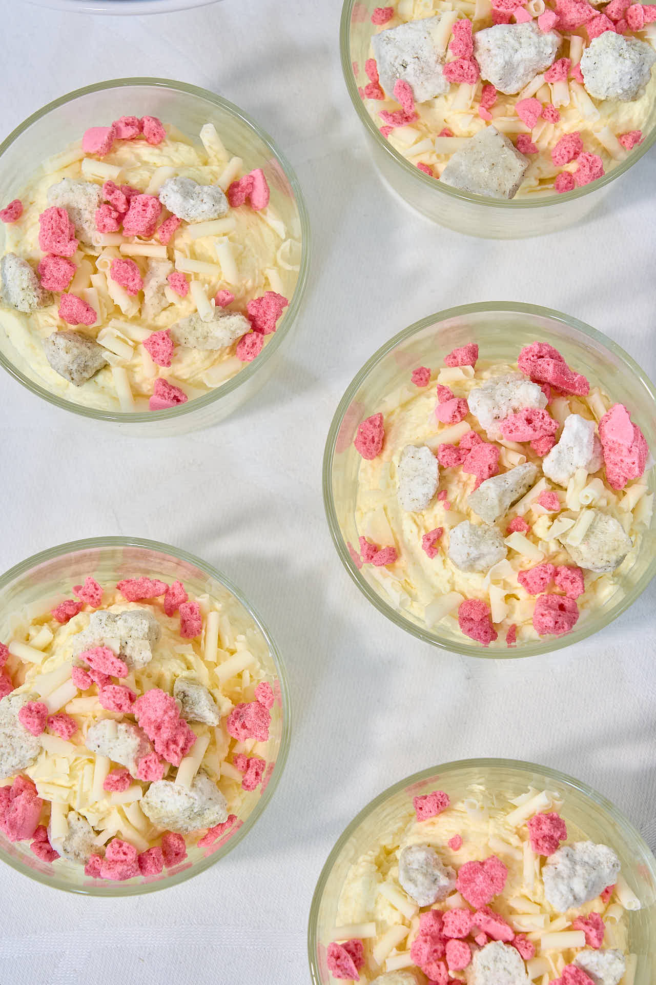 Syrlig-sød passionsfrugtmousse