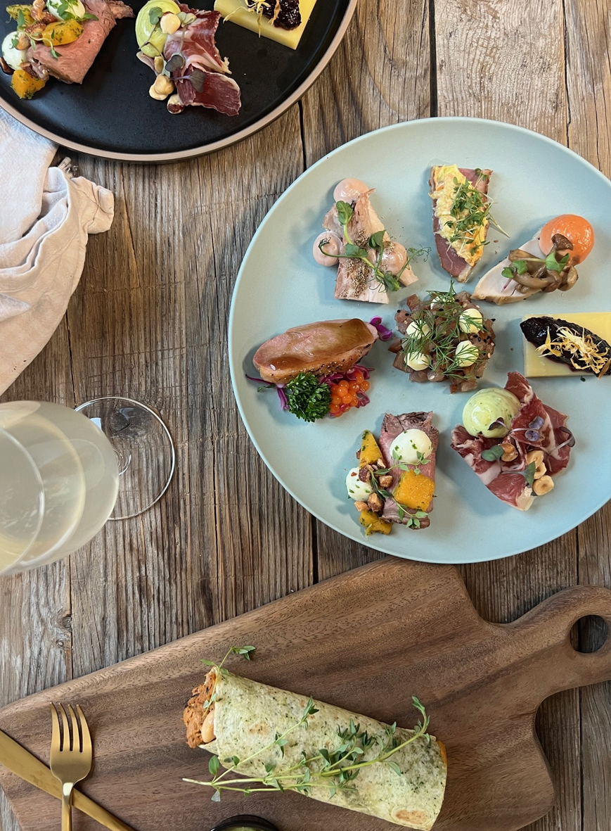Luksus Tapas med varm-selv ret og gourmetkage