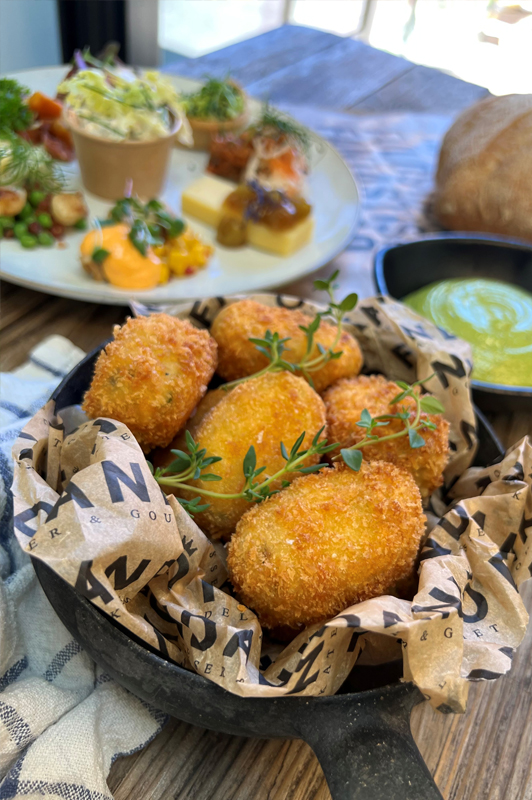 Luksus Tapas med varm-selv ret og gourmetkage