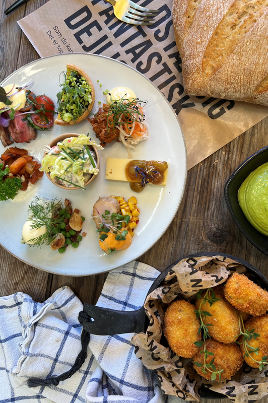 Luksus Tapas med varm-selv ret og gourmetkage